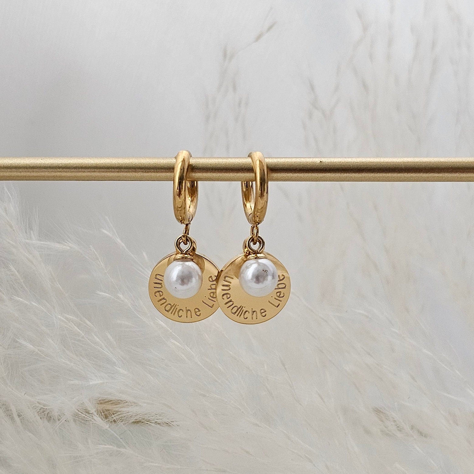 Personalisierte Ohrringe mit Plättchen Anhänger und Perle in Gold & Silber aus Edelstahl, Creolen mit Gravur als personalisiertes Geschenk