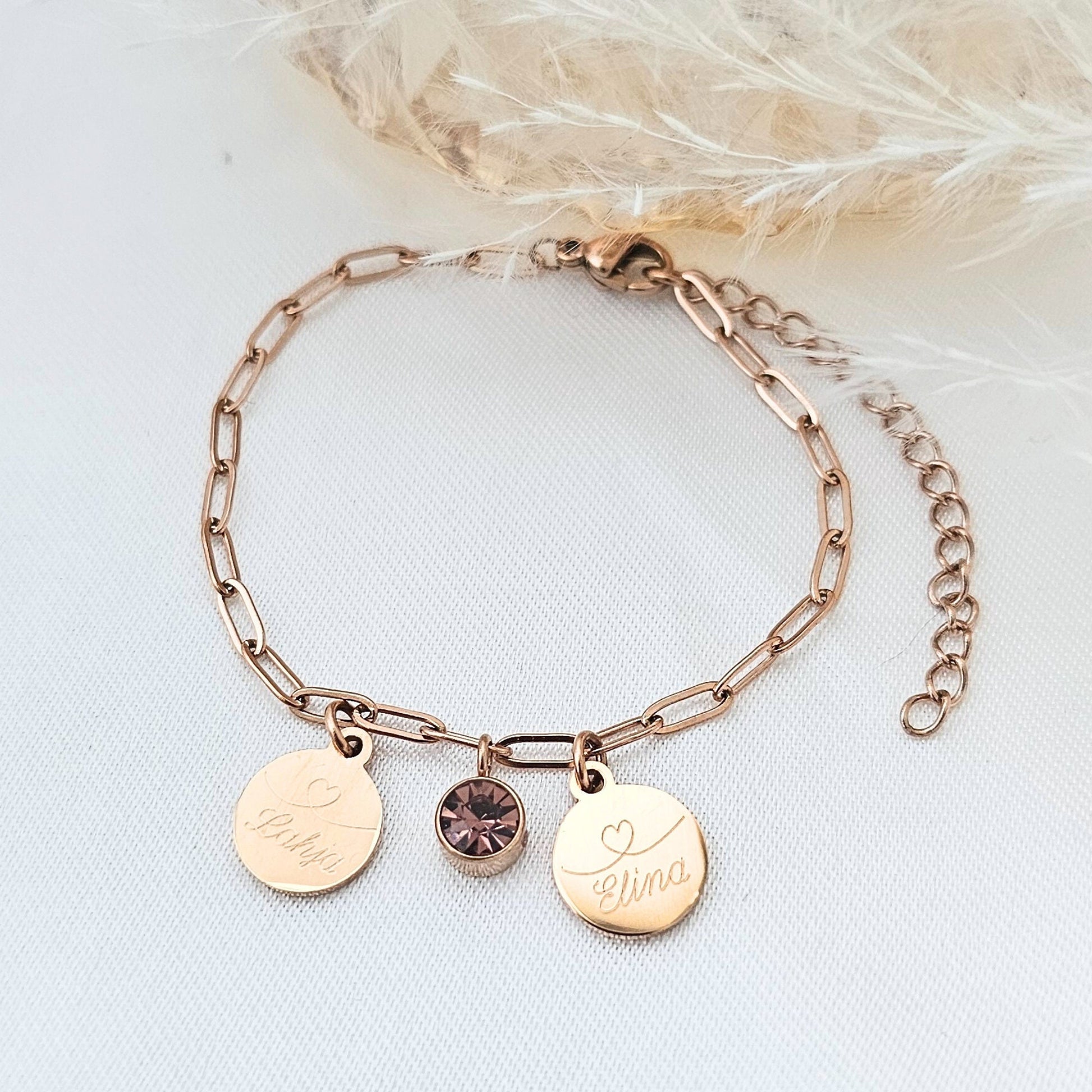 Armband mit Gravur Plättchen in Gold, Rosé oder Silber aus Edelstahl, Armkette mit Buchstaben Anhänger, personalisiertes Geschenk für Frauen
