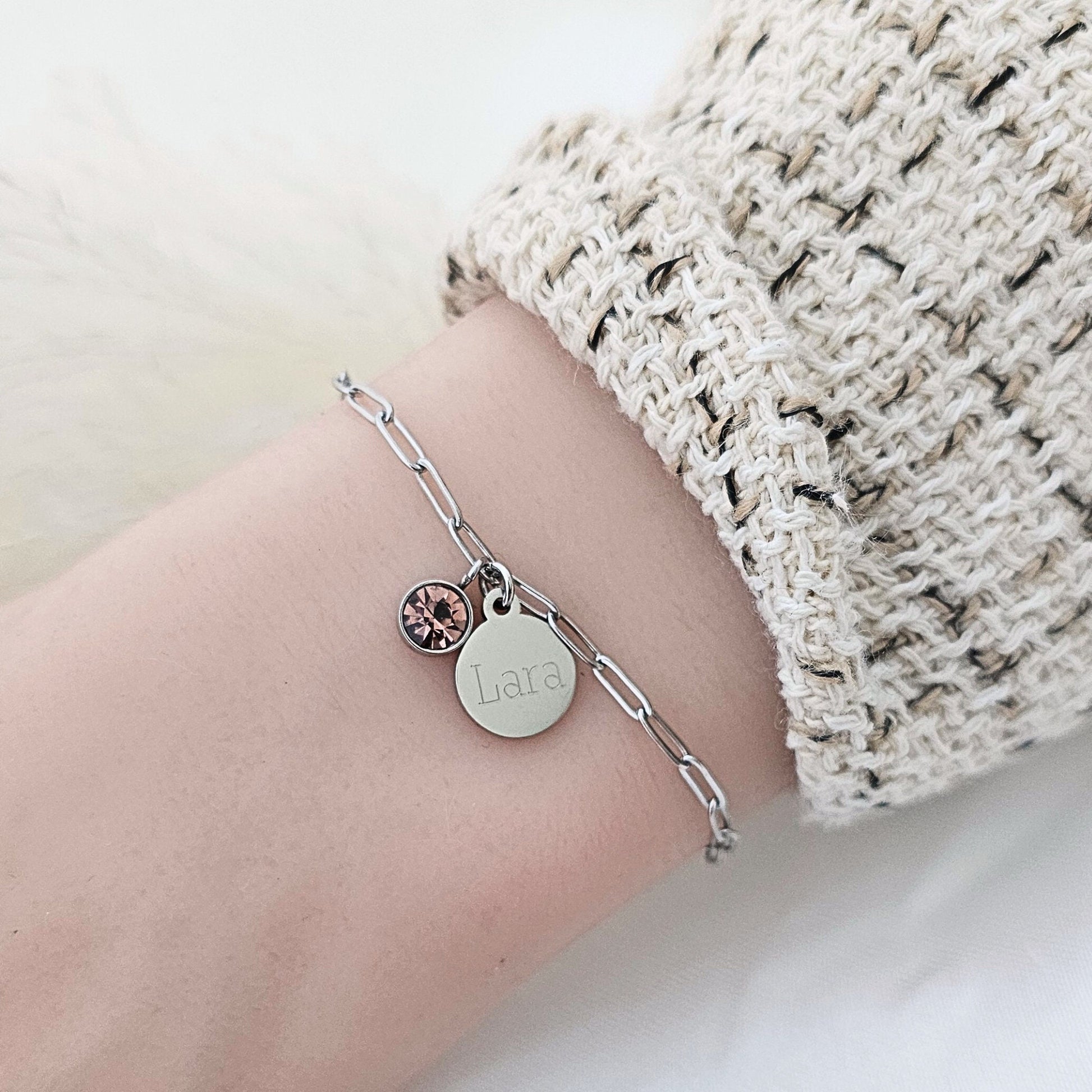Armband mit Gravur Plättchen in Gold, Rosé oder Silber aus Edelstahl, Armkette mit Buchstaben Anhänger, personalisiertes Geschenk für Frauen