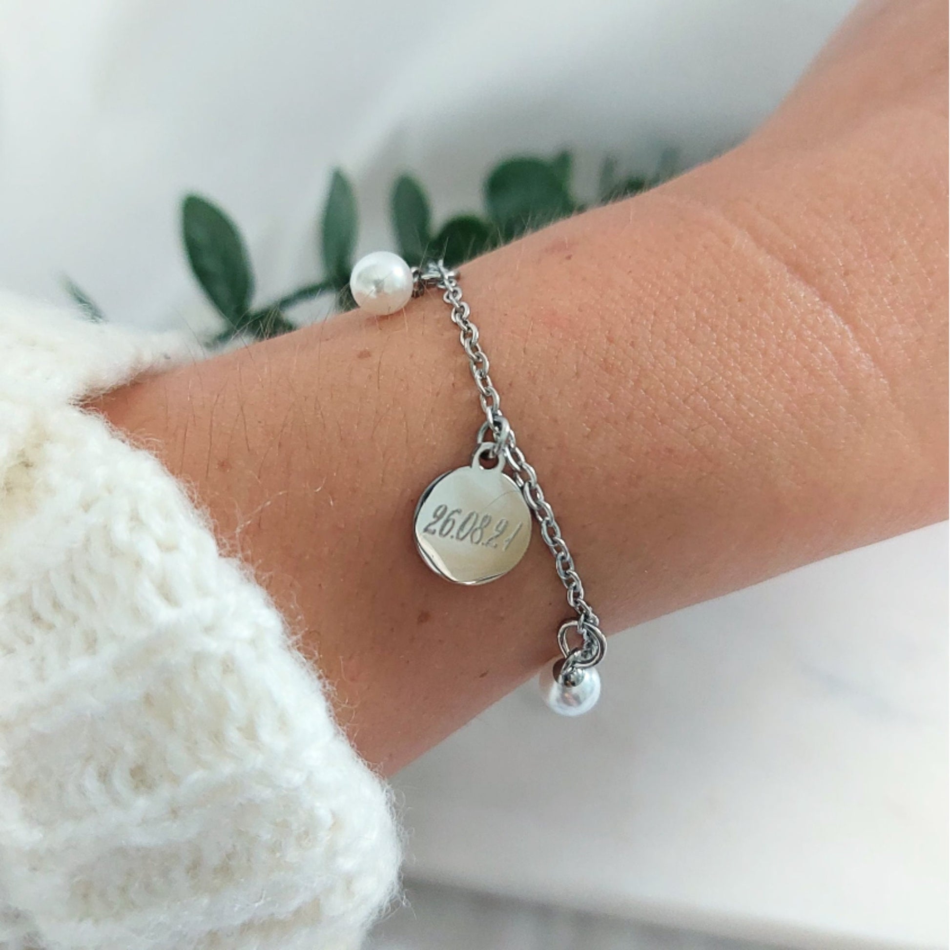 Personalisiertes Perlen Armband mit gravur Anhänger in Gold oder Silber aus Edelstahl, Armkette mit Plättchen, personalisiertes Geschenk