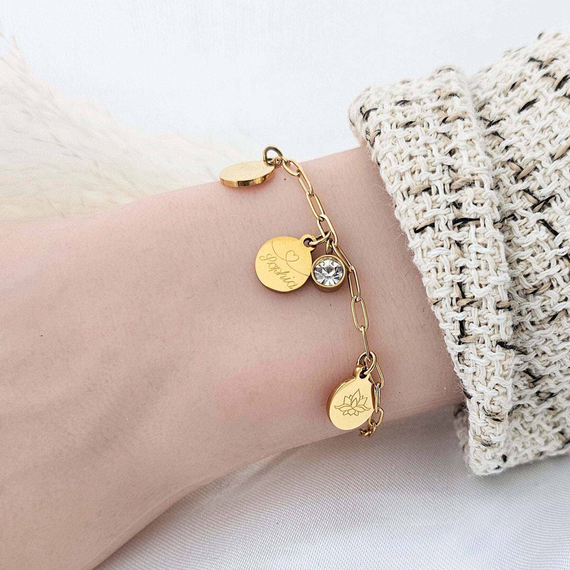 Armband mit Gravur Plättchen in Gold, Rosé oder Silber aus Edelstahl, Armkette mit Buchstaben Anhänger, personalisiertes Geschenk für Frauen