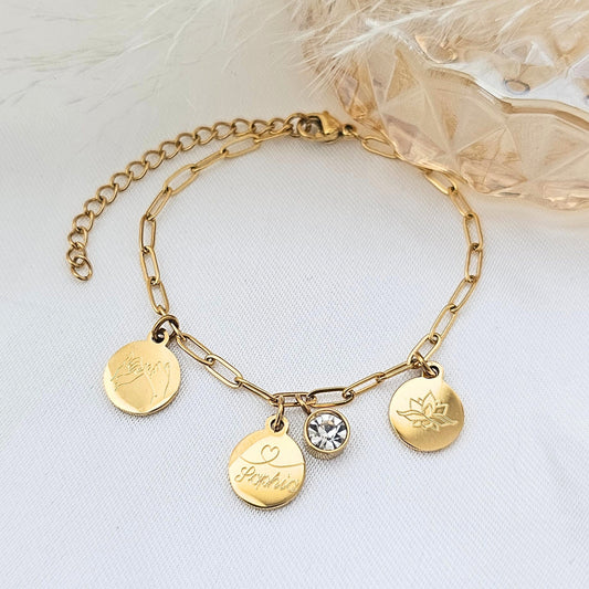 Armband mit Gravur Plättchen in Gold, Rosé oder Silber aus Edelstahl, Armkette mit Buchstaben Anhänger, personalisiertes Geschenk für Frauen