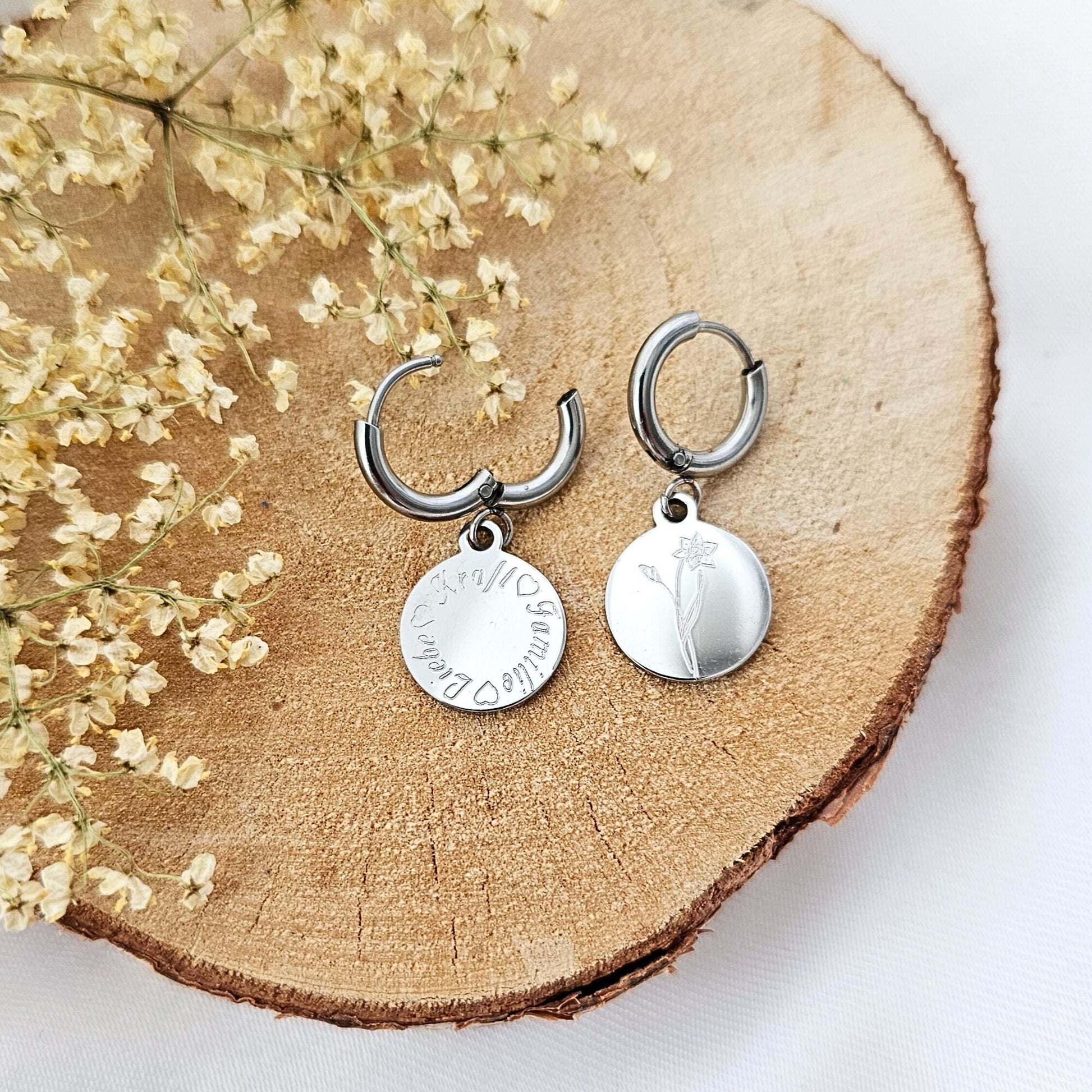 Personalisierte Creolen mit Plättchen Anhänger in Gold & Silber aus Edelstahl, Ohrringe mit Gravur als personalisiertes Geschenk, wasserfest