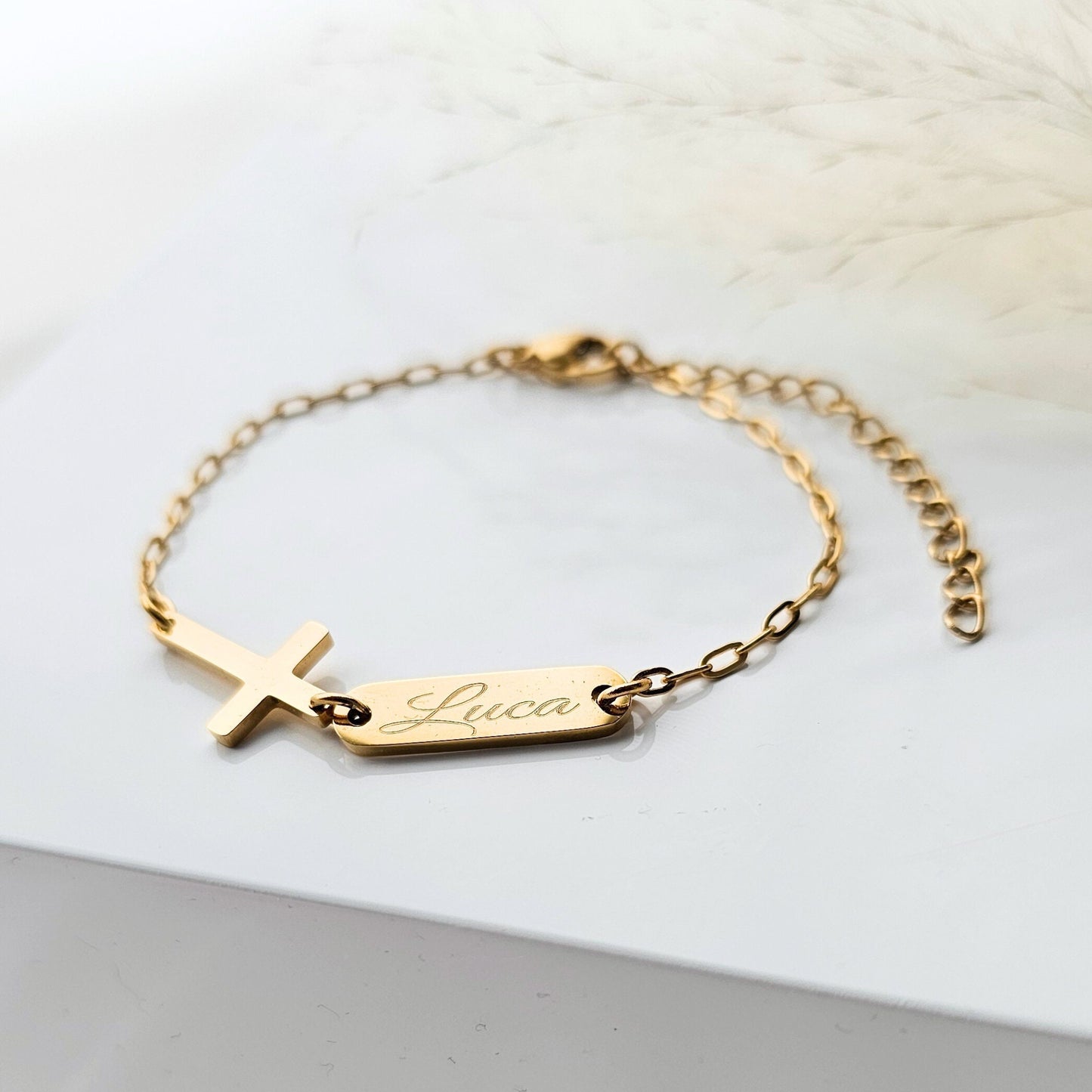 Armband mit Kreuz, Gravurplättchen und Geschenkkarte