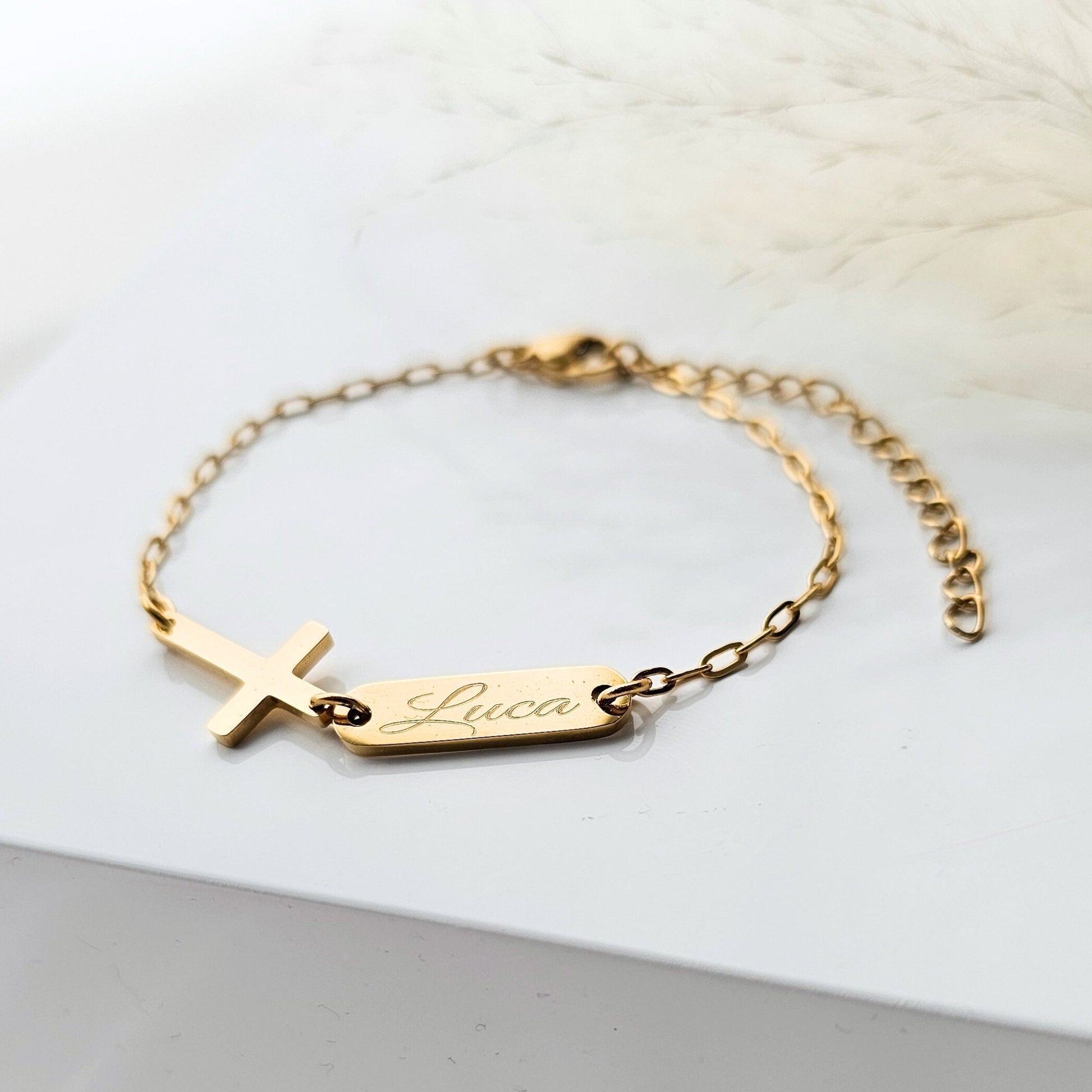 Armband mit Kreuz, Gravurplättchen und Geschenkkarte