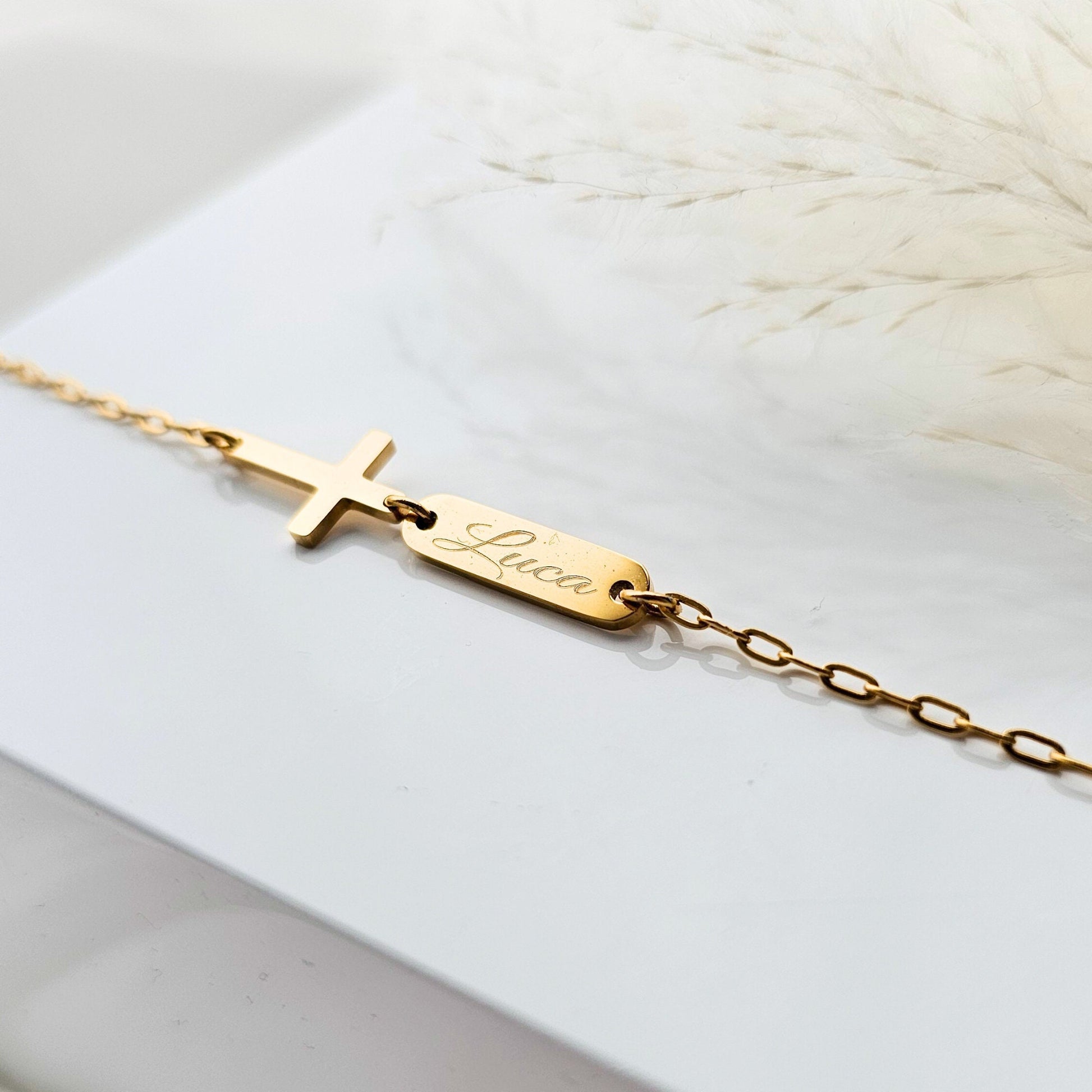 Armband mit Kreuz, Gravurplättchen und Geschenkkarte