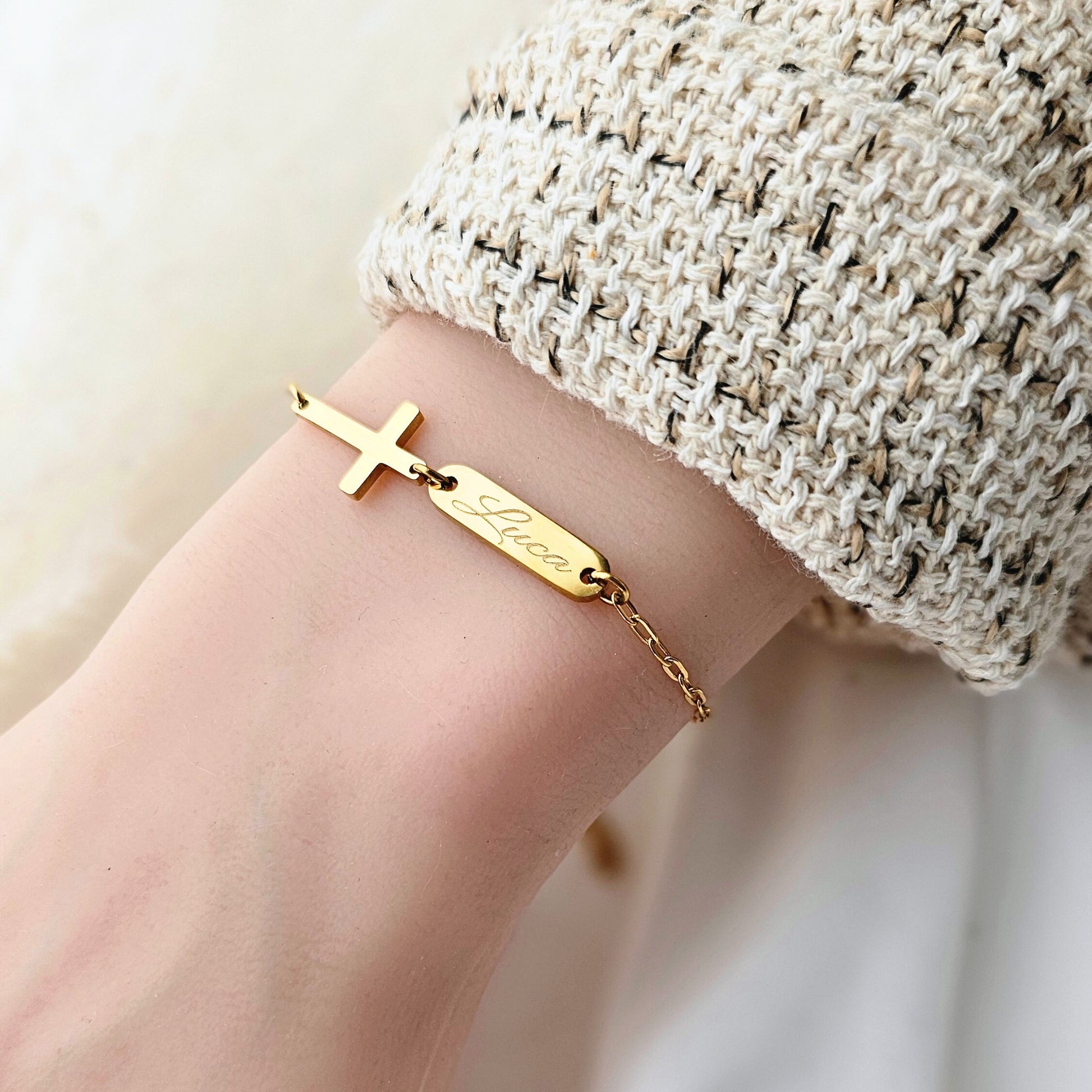 Armband mit Kreuz, Gravurplättchen und Geschenkkarte