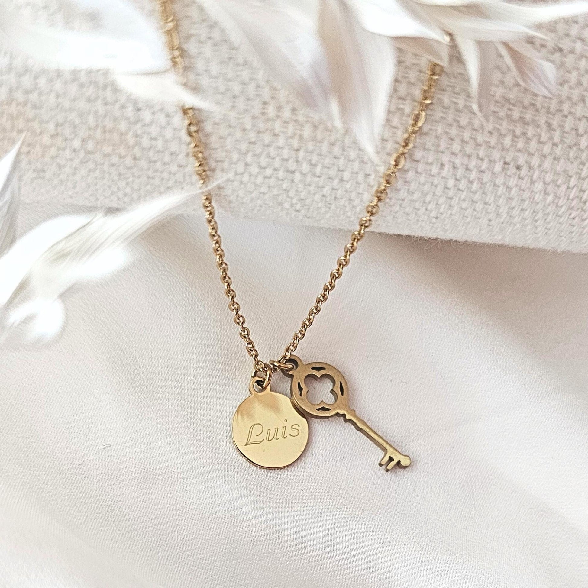 Personalisierte Kette mit Gravur Plättchen und Schlüsselanhänger | Damenkette aus Edelstahl mit Namensgravur | Buchstabenkette mit Schlüssel