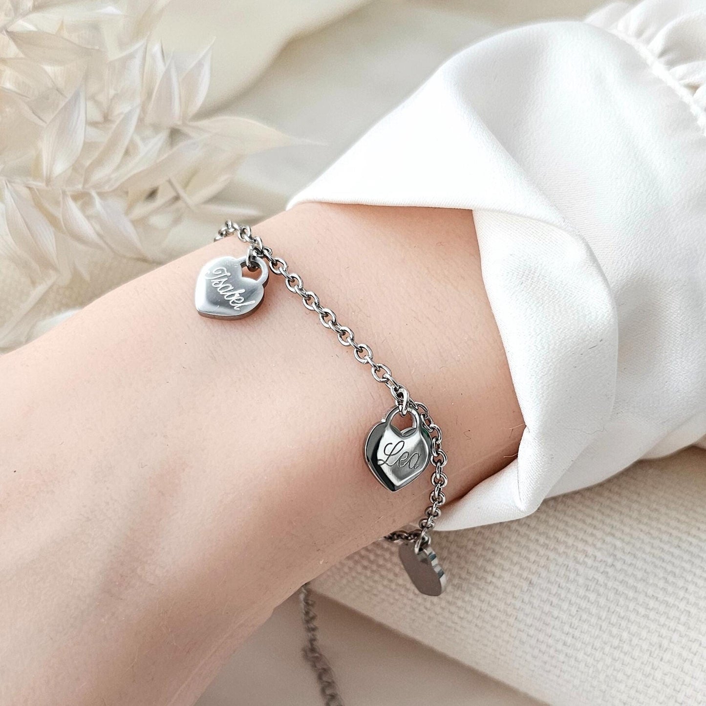inaklam Damen Armband mit Herzen und Gravur aus Edelstahl in Gold, Silber, Rosé | personalisiertes Geschenk | wasserfestes Armband