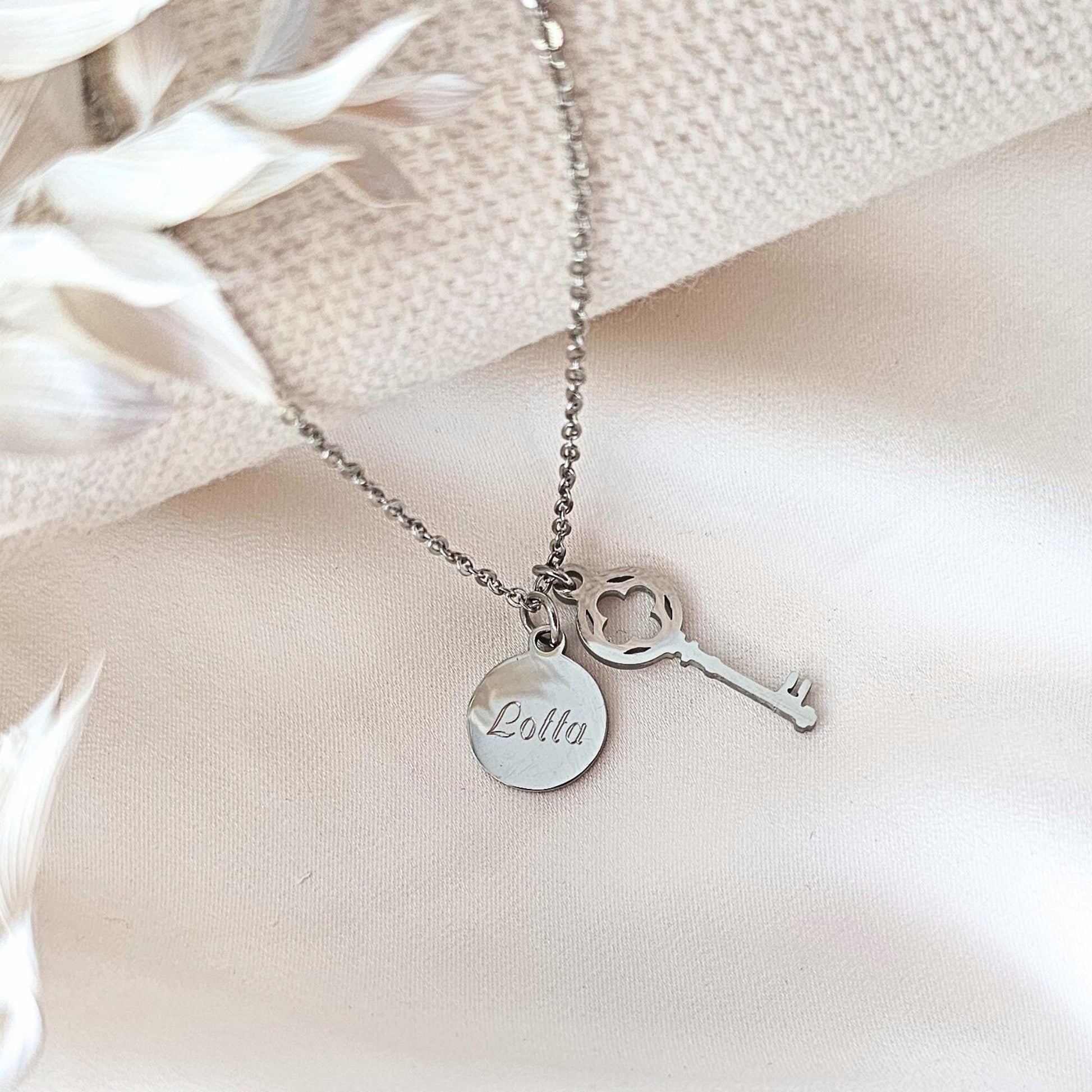 Personalisierte Kette mit Gravur Plättchen und Schlüsselanhänger | Damenkette aus Edelstahl mit Namensgravur | Buchstabenkette mit Schlüssel