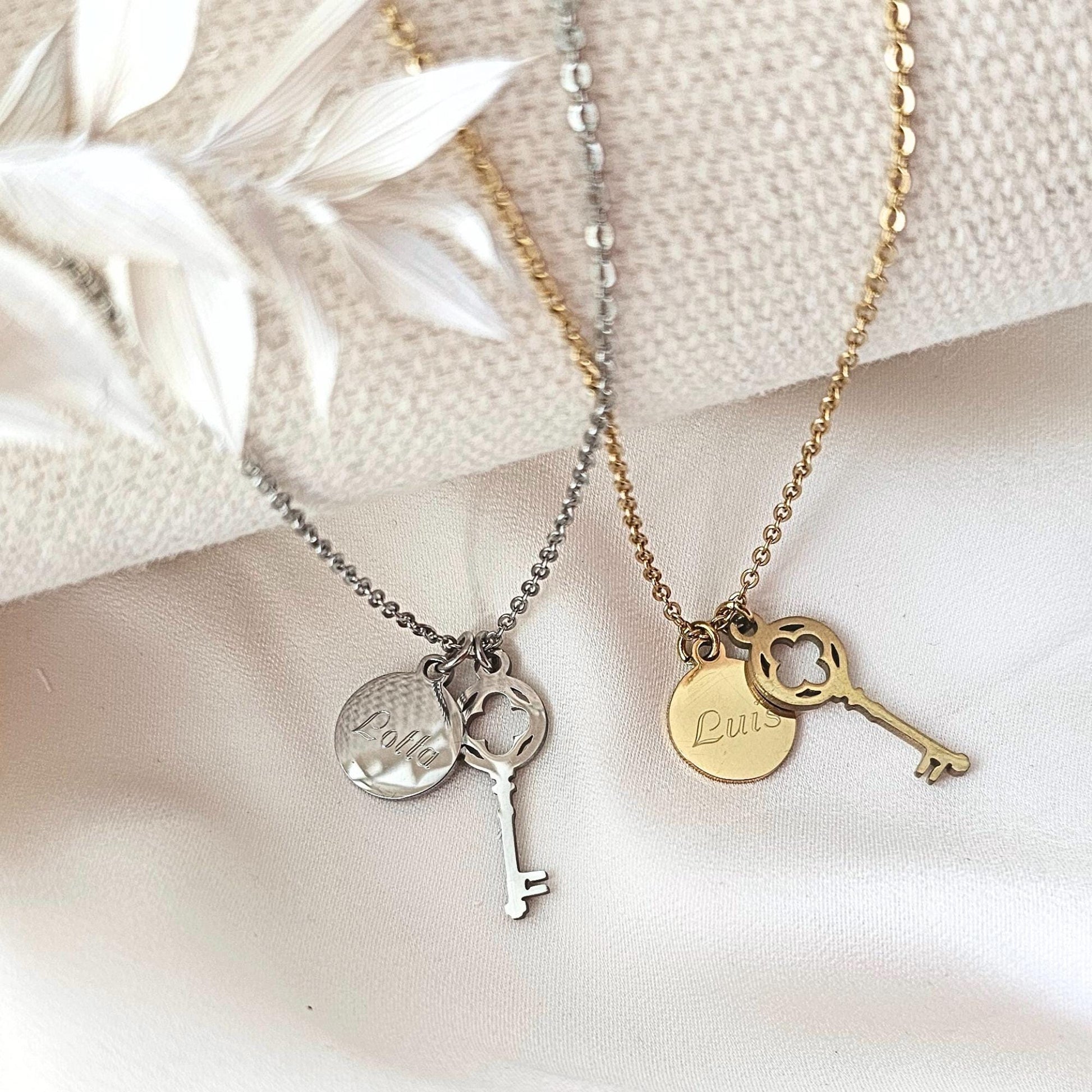 Personalisierte Kette mit Gravur Plättchen und Schlüsselanhänger | Damenkette aus Edelstahl mit Namensgravur | Buchstabenkette mit Schlüssel