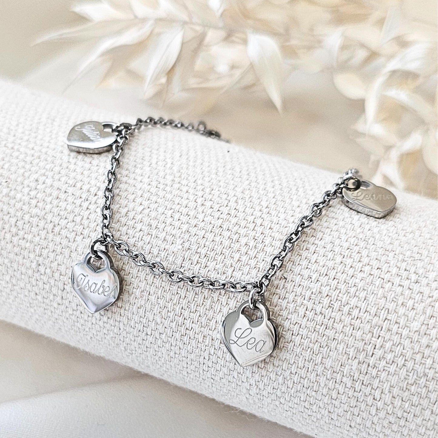 inaklam Damen Armband mit Herzen und Gravur aus Edelstahl in Gold, Silber, Rosé | personalisiertes Geschenk | wasserfestes Armband