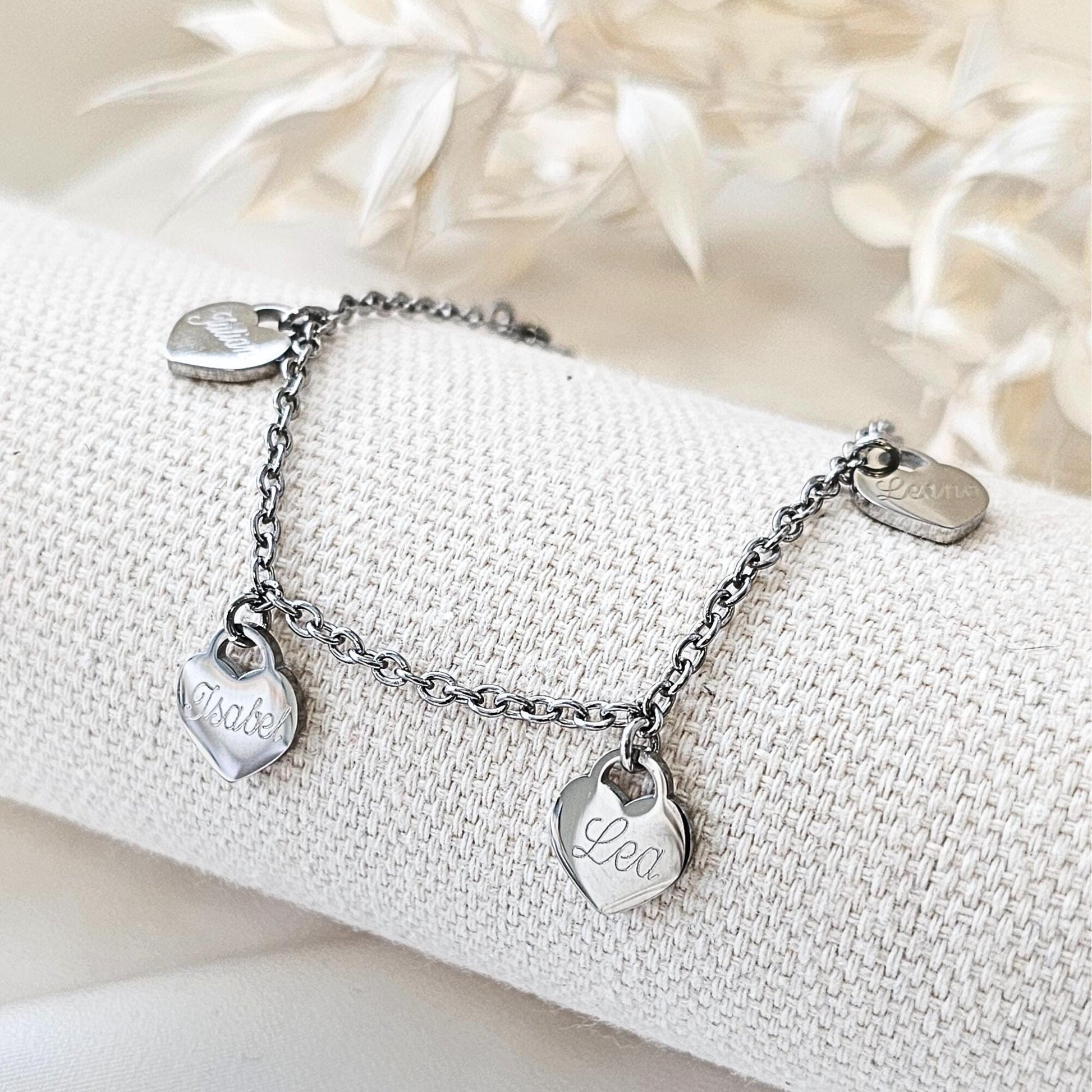 inaklam Damen Armband mit Herzen und Gravur aus Edelstahl in Gold, Silber, Rosé | personalisiertes Geschenk | wasserfestes Armband