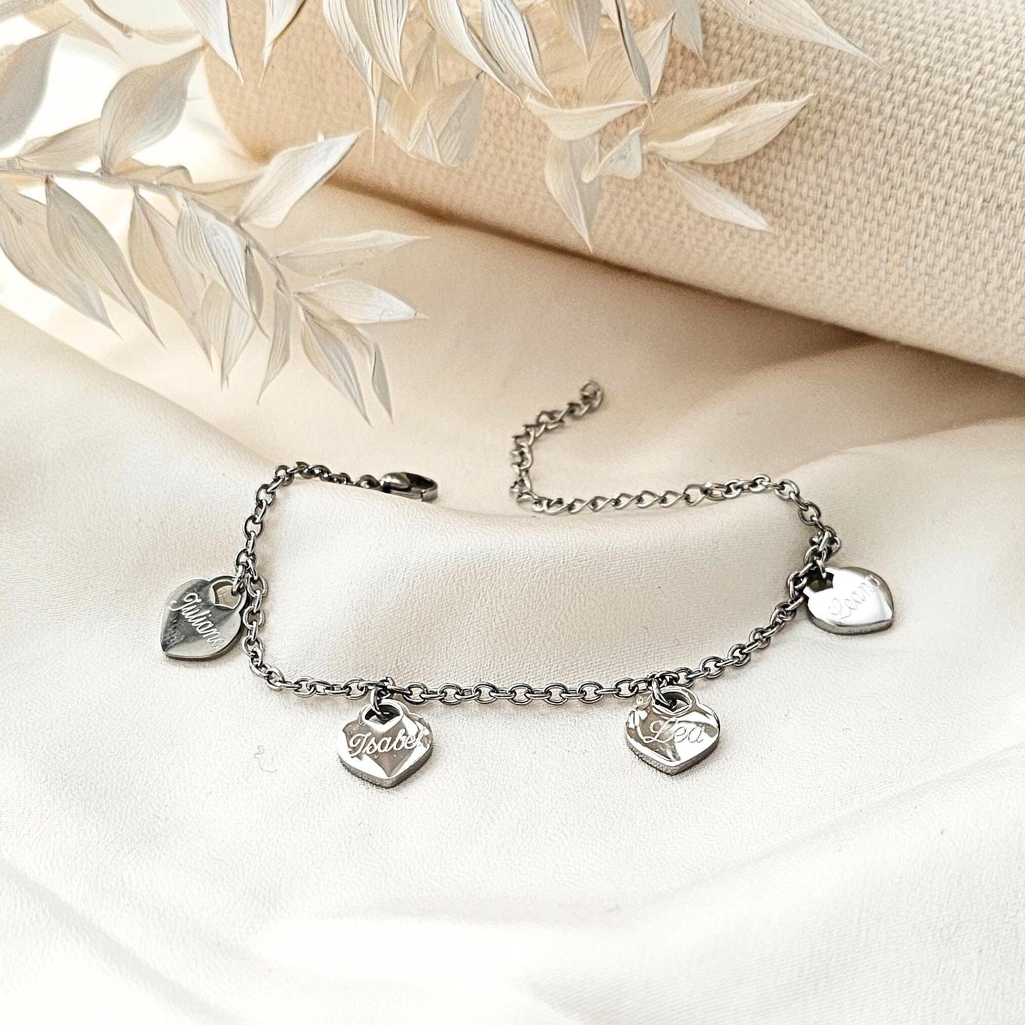 inaklam Damen Armband mit Herzen und Gravur aus Edelstahl in Gold, Silber, Rosé | personalisiertes Geschenk | wasserfestes Armband