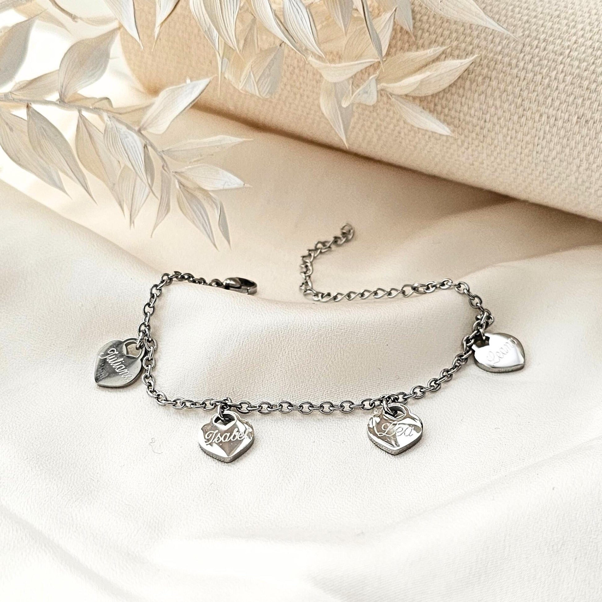 inaklam Damen Armband mit Herzen und Gravur aus Edelstahl in Gold, Silber, Rosé | personalisiertes Geschenk | wasserfestes Armband