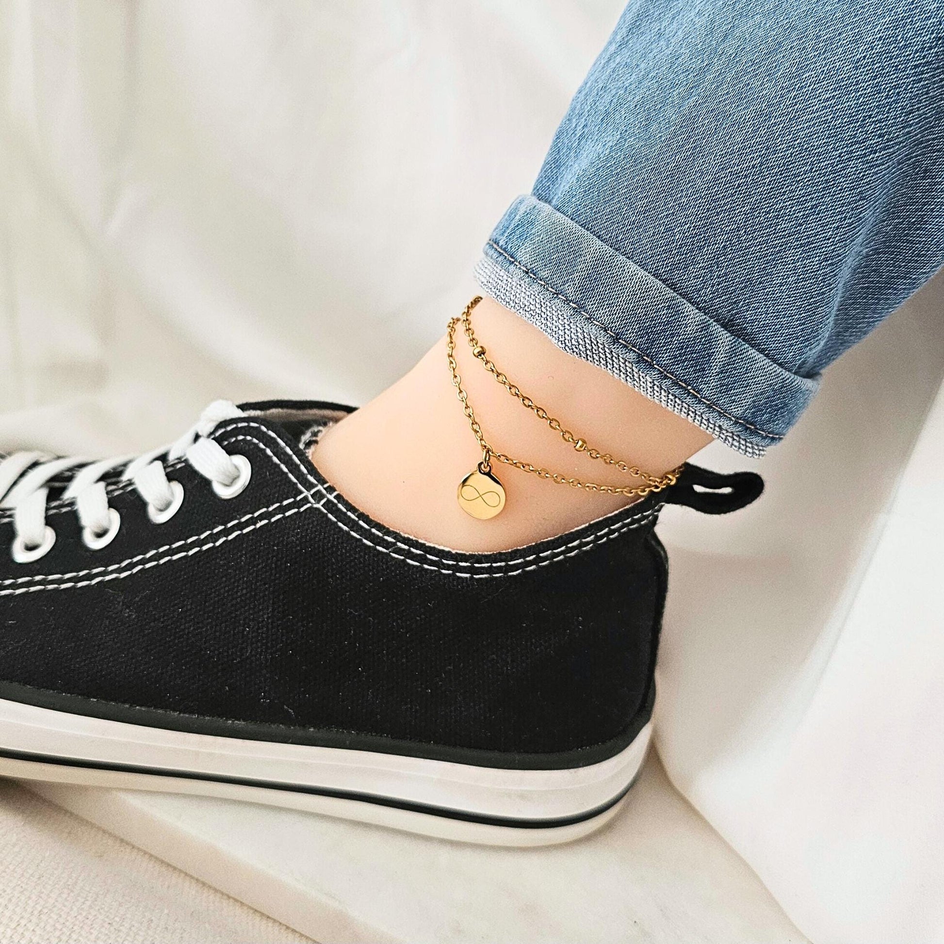 Doppelreihiges Fußkettchen mit Gravur Anhänger | Fußkette mit Buchstaben Plättchen | Namens Fußkette | Personalisierte Fußkette als Geschenk