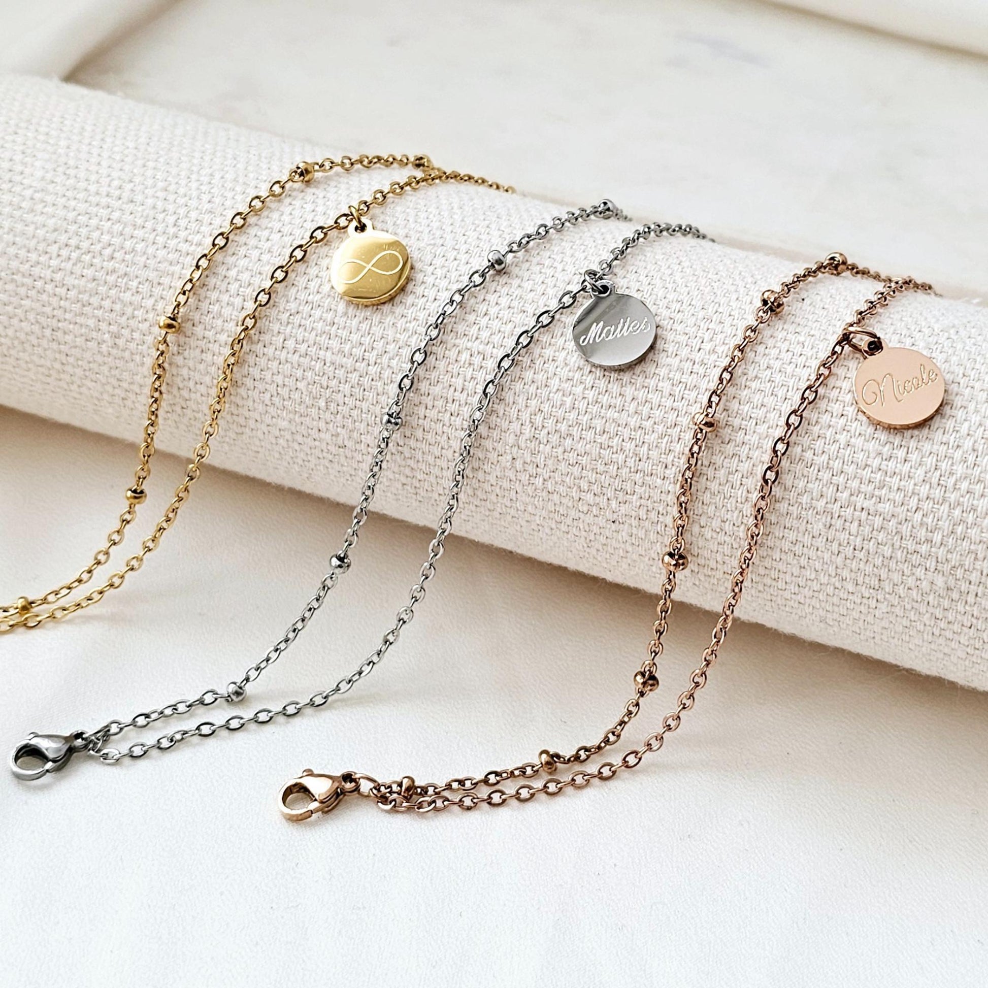 Doppelreihiges Fußkettchen mit Gravur Anhänger | Fußkette mit Buchstaben Plättchen | Namens Fußkette | Personalisierte Fußkette als Geschenk