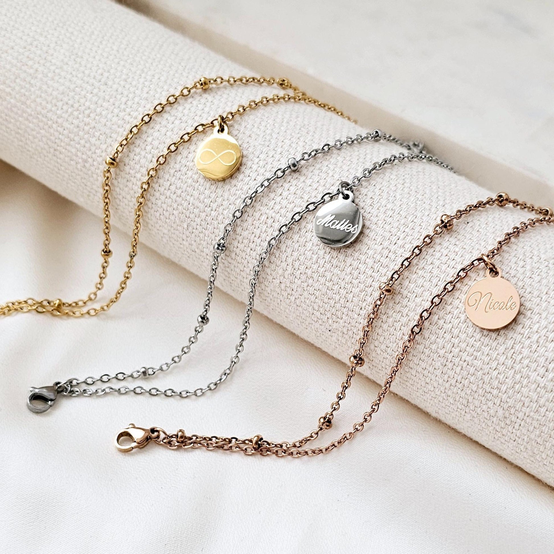 Doppelreihiges Fußkettchen mit Gravur Anhänger | Fußkette mit Buchstaben Plättchen | Namens Fußkette | Personalisierte Fußkette als Geschenk