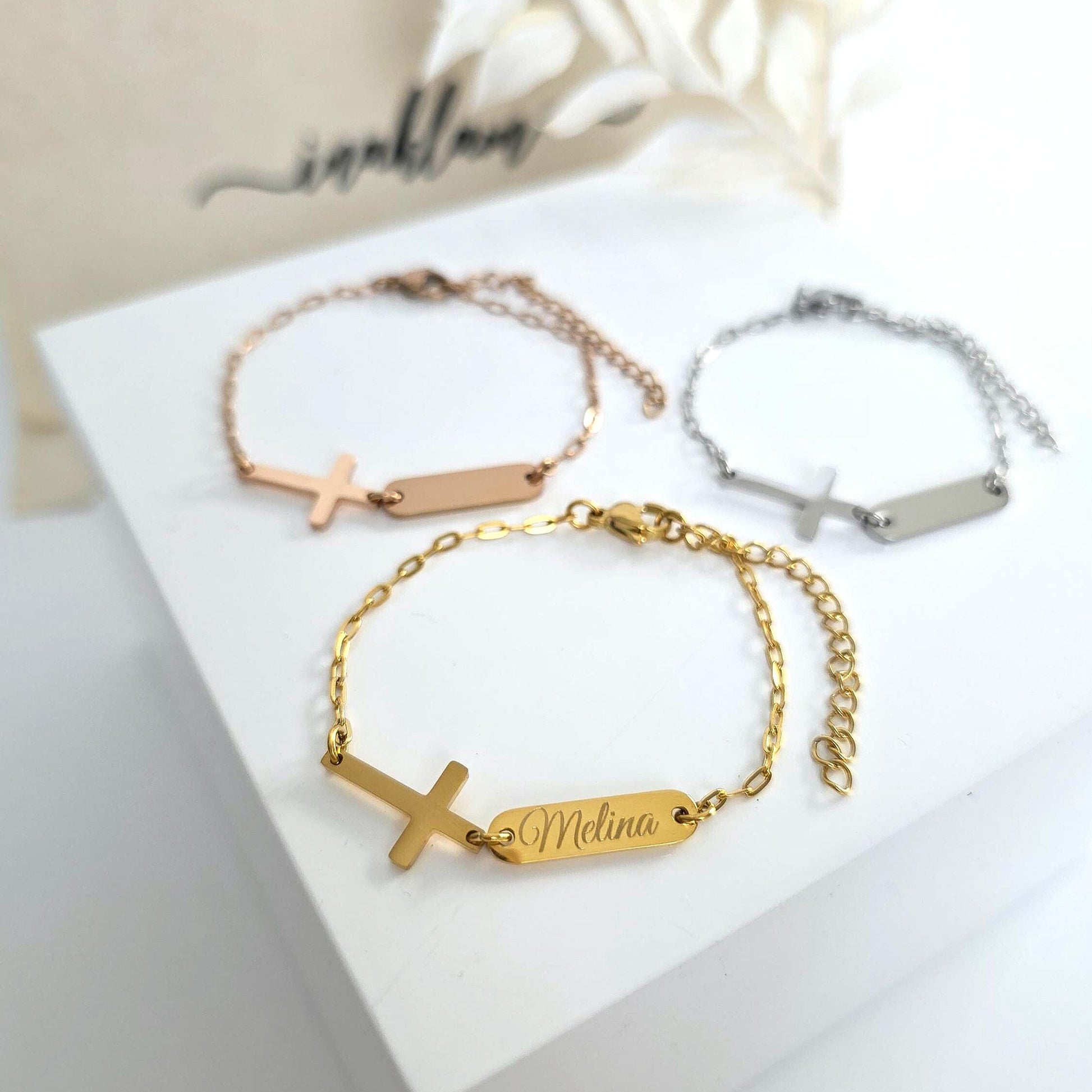 Personalisiertes Armband in Gold, Silber, Rosé | Armband mit Kreuz & Gravur Plättchen aus Edelstahl | Geschenk zur Kommunion | Konfirmation