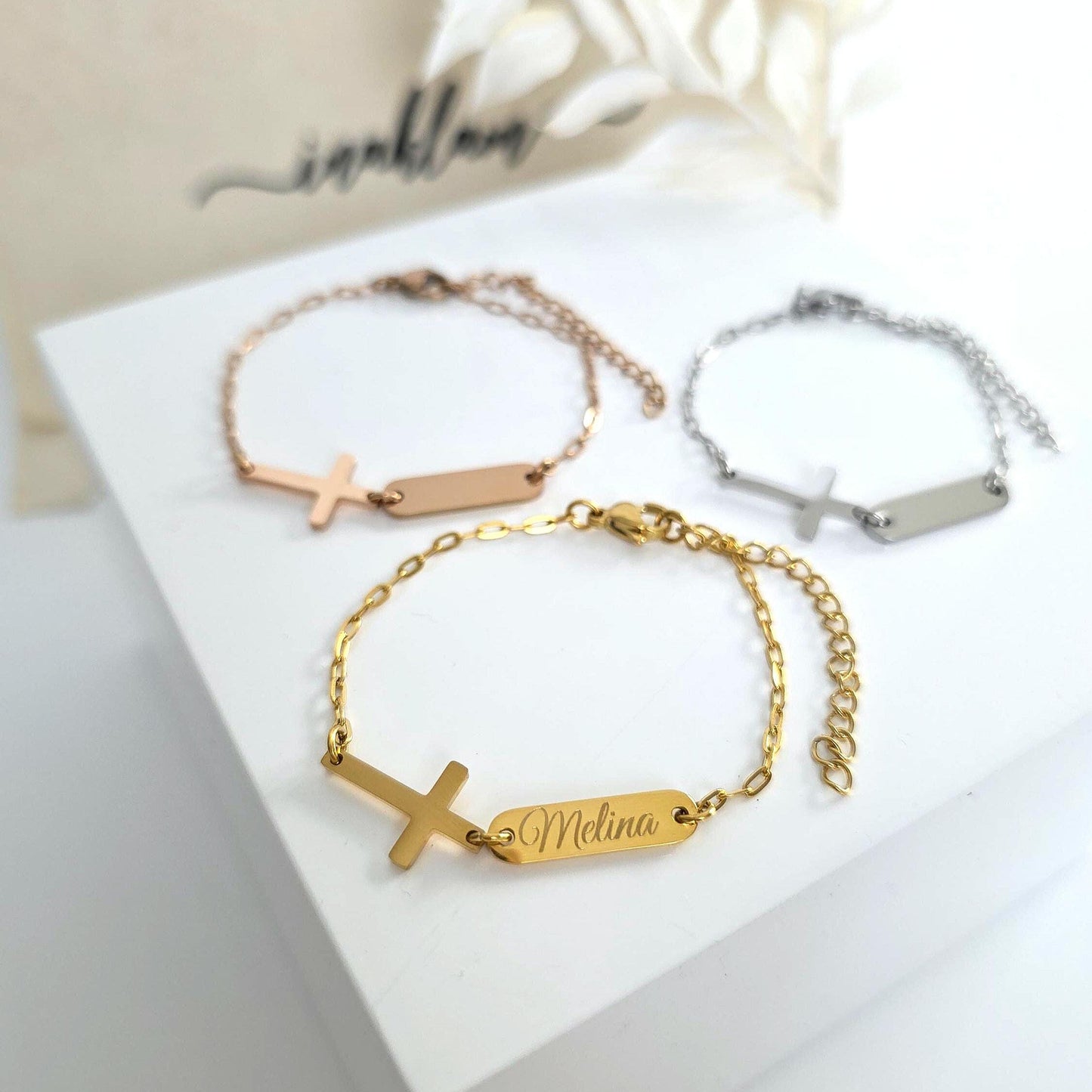 Armband mit Kreuz, Gravurplättchen und Geschenkkarte