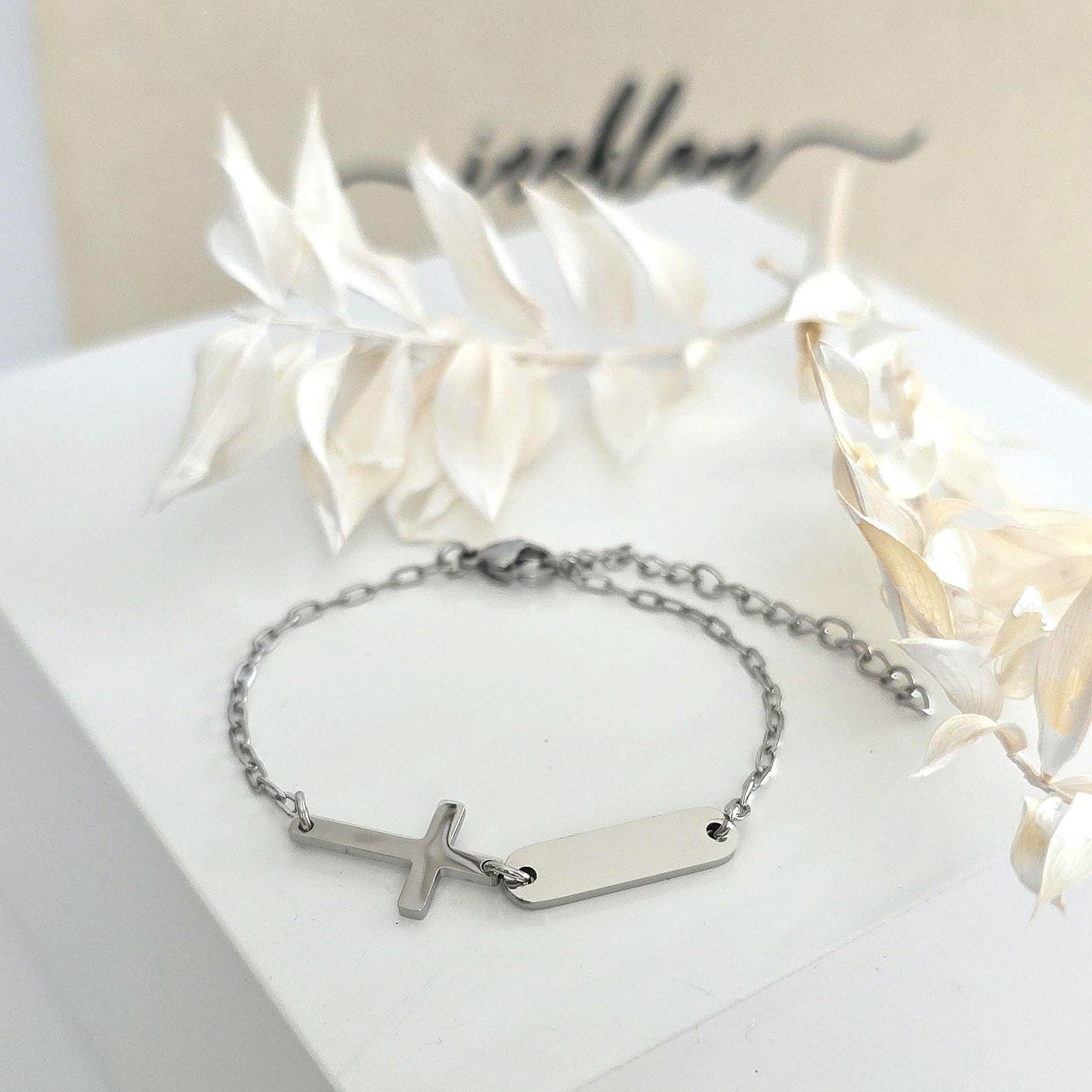 Armband mit Kreuz, Gravurplättchen und Geschenkkarte