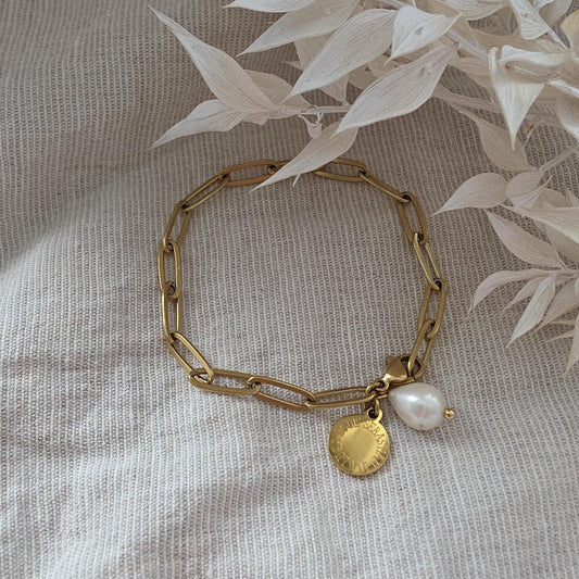 Armband mit Gravur Anhänger & Süßwasserperle | Edelstahlarmband in Silber und Gold | personalisiertes Geschenk für Frauen | Schmucktrend '25