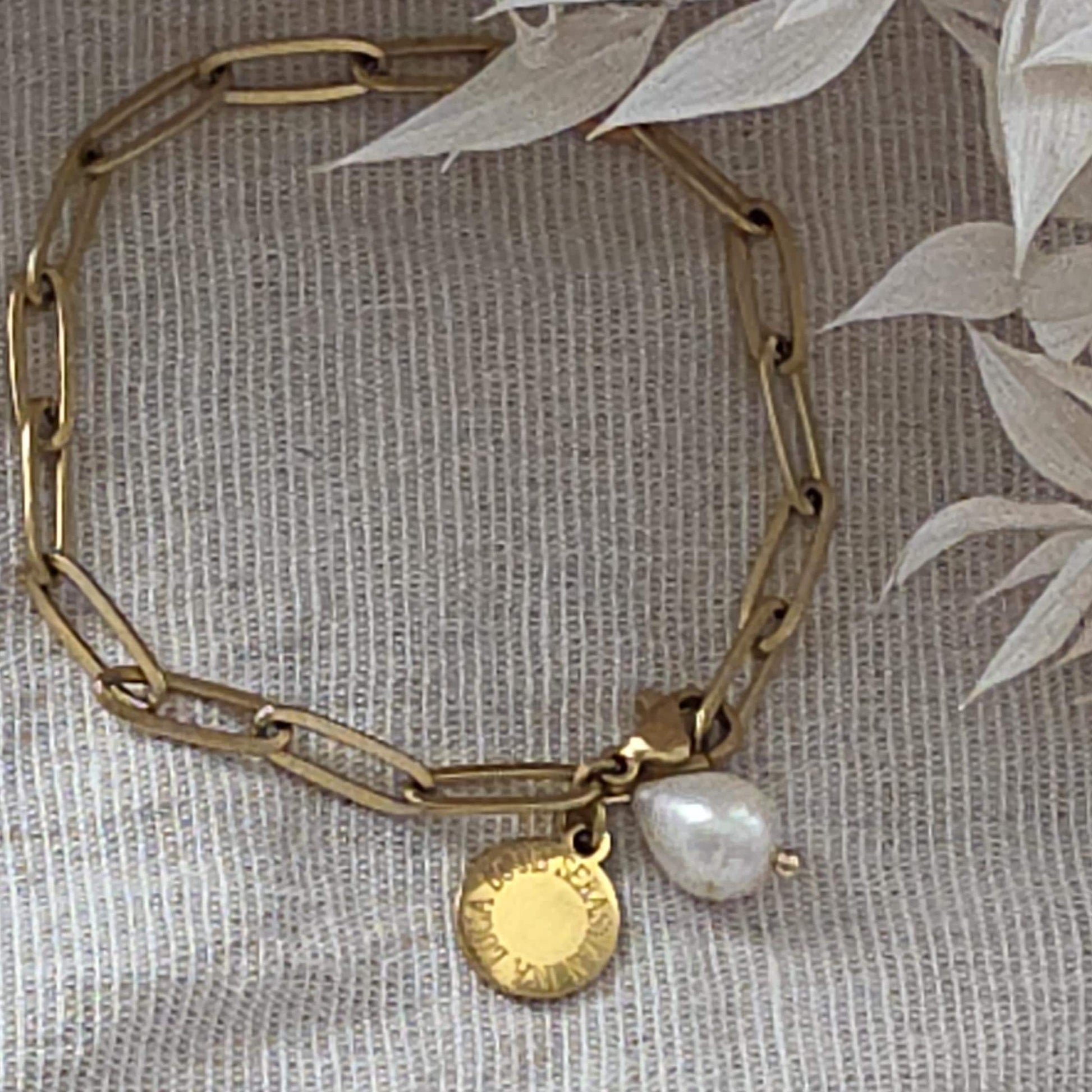 Armband mit Gravur Anhänger & Süßwasserperle | Edelstahlarmband in Silber und Gold | personalisiertes Geschenk für Frauen | Schmucktrend '25