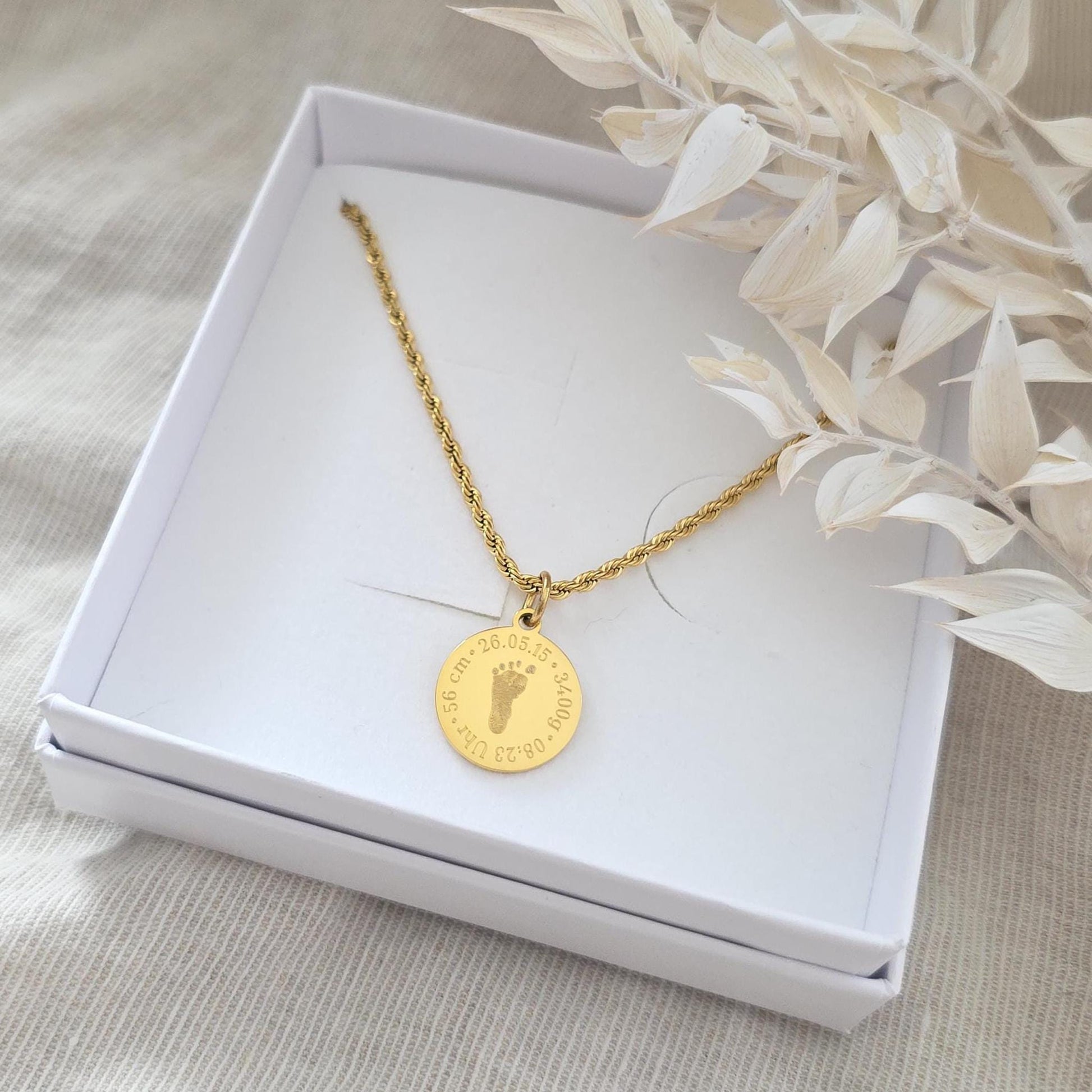 Halskette mit Anhänger aus Edelstahl | Kordelkette mit Gravurplättchen | personalisiertes Geschenk zur Geburt | wasserfester Gravurschmuck