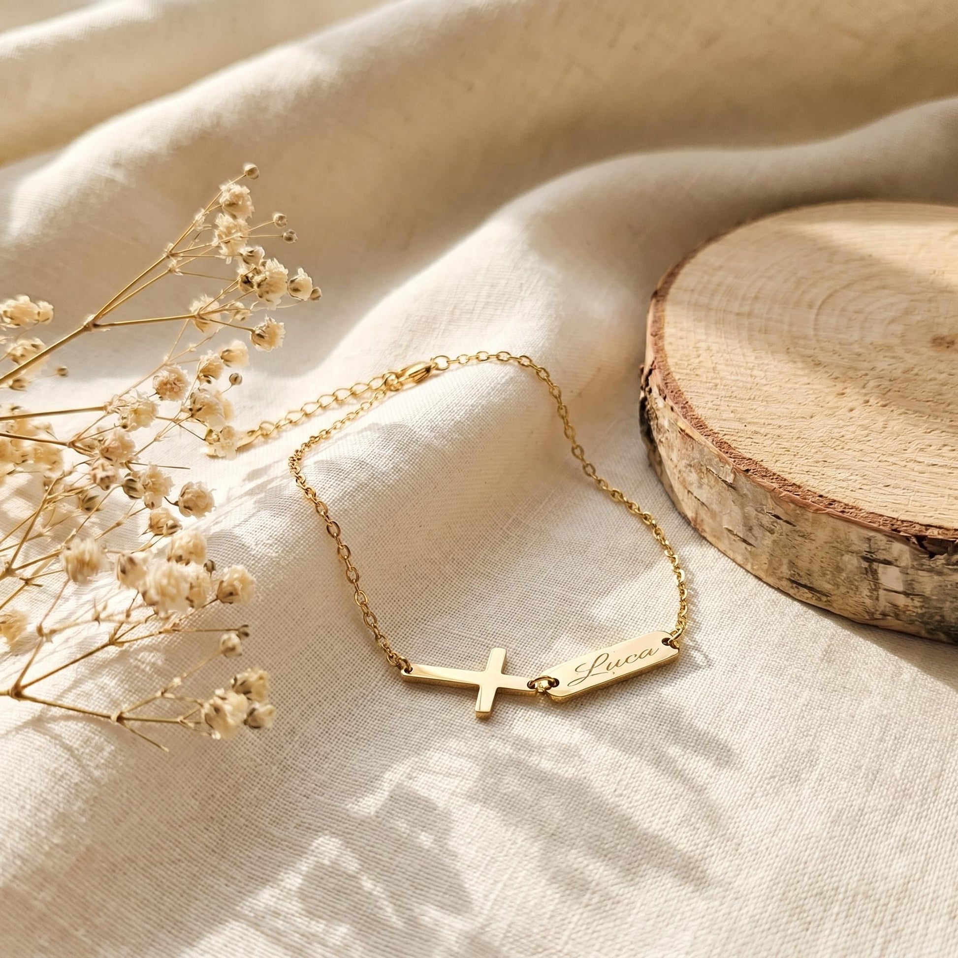 Personalisiertes Tauf-Armband mit graviertem Kreuz und Namensschild in Gold – inaklam