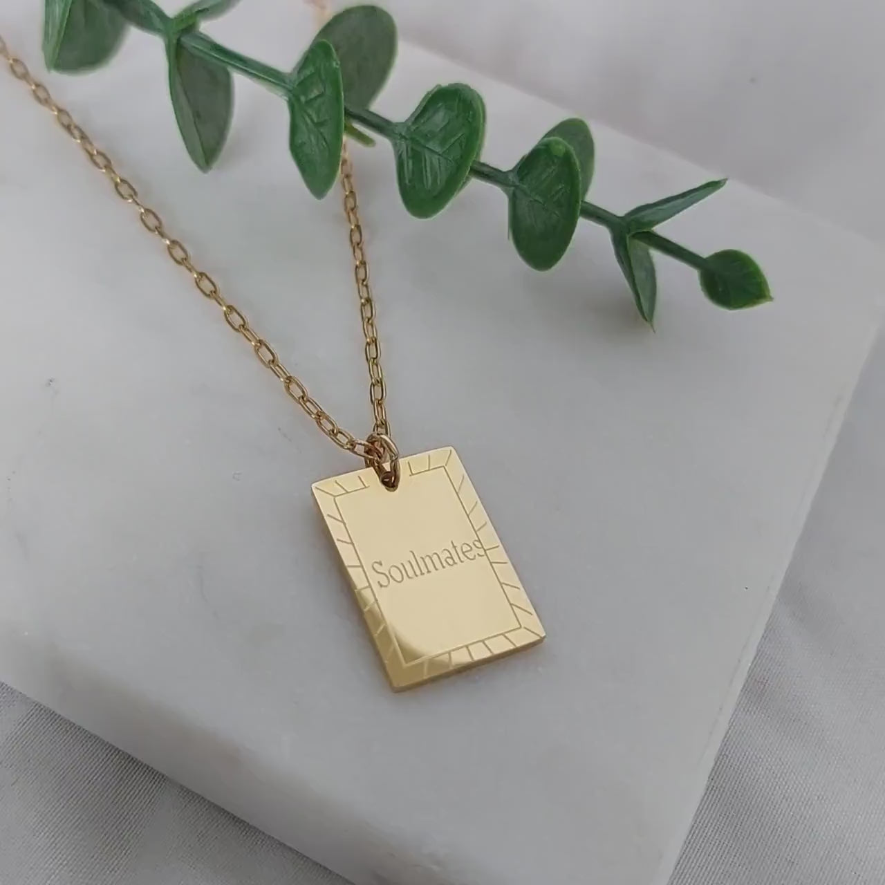 Personalisierte Halskette in Gold,Silber,Rosé mit rechteckigen Gravur Plättchen Anhänger in 20mm, Buchstabenkette, personalisiertes Geschenk