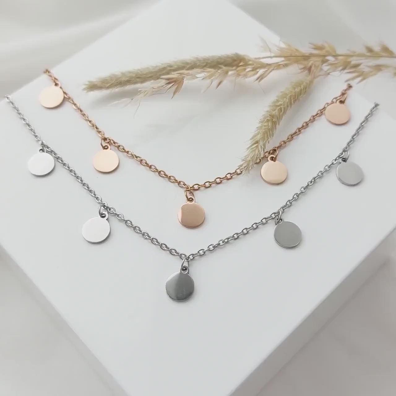 Personalisierte Plättchen Kette in Silber, gold und rosé aus Edelstahl, Kette personalisiert mit gravierten Buchstaben Anhängern, Geschenk