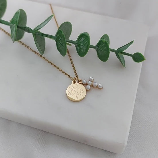 Personalisierte Halskette mit Gravur Plättchen und Perlen Kreuz Anhänger in Gold, Geschenk zur Hochzeit, Taufe, Kommunion, Konfirmation