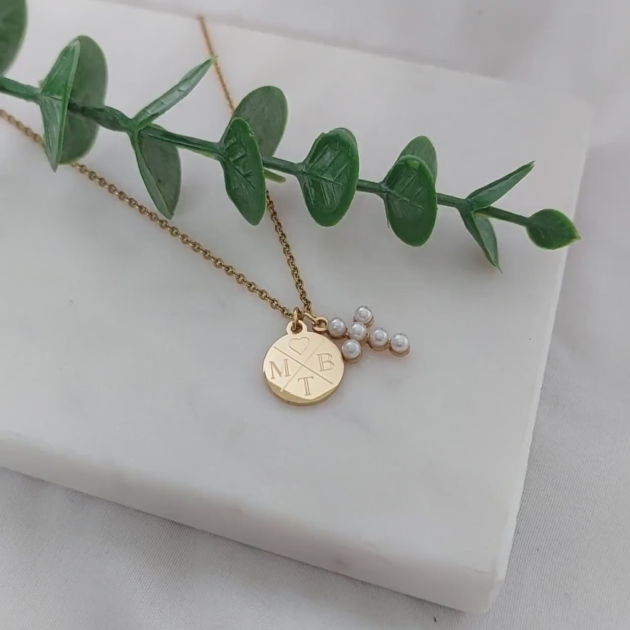 Personalisierte Halskette mit Gravur Plättchen und Perlen Kreuz Anhänger in Gold, Geschenk zur Hochzeit, Taufe, Kommunion, Konfirmation