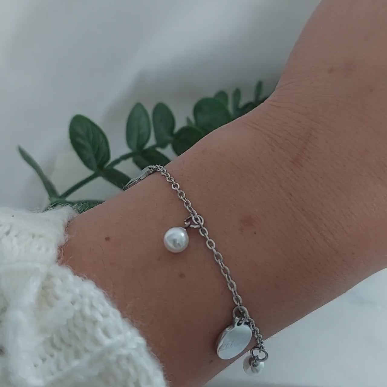 Personalisiertes Perlen Armband mit gravur Anhänger in Gold oder Silber aus Edelstahl, Armkette mit Plättchen, personalisiertes Geschenk