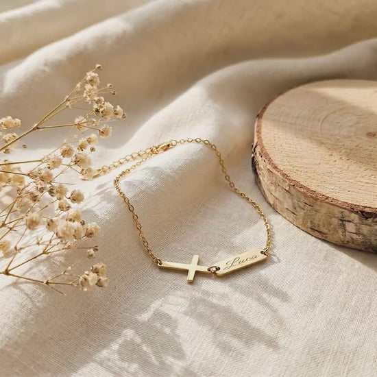 Armband mit Kreuz, Gravurplättchen und Geschenkkarte