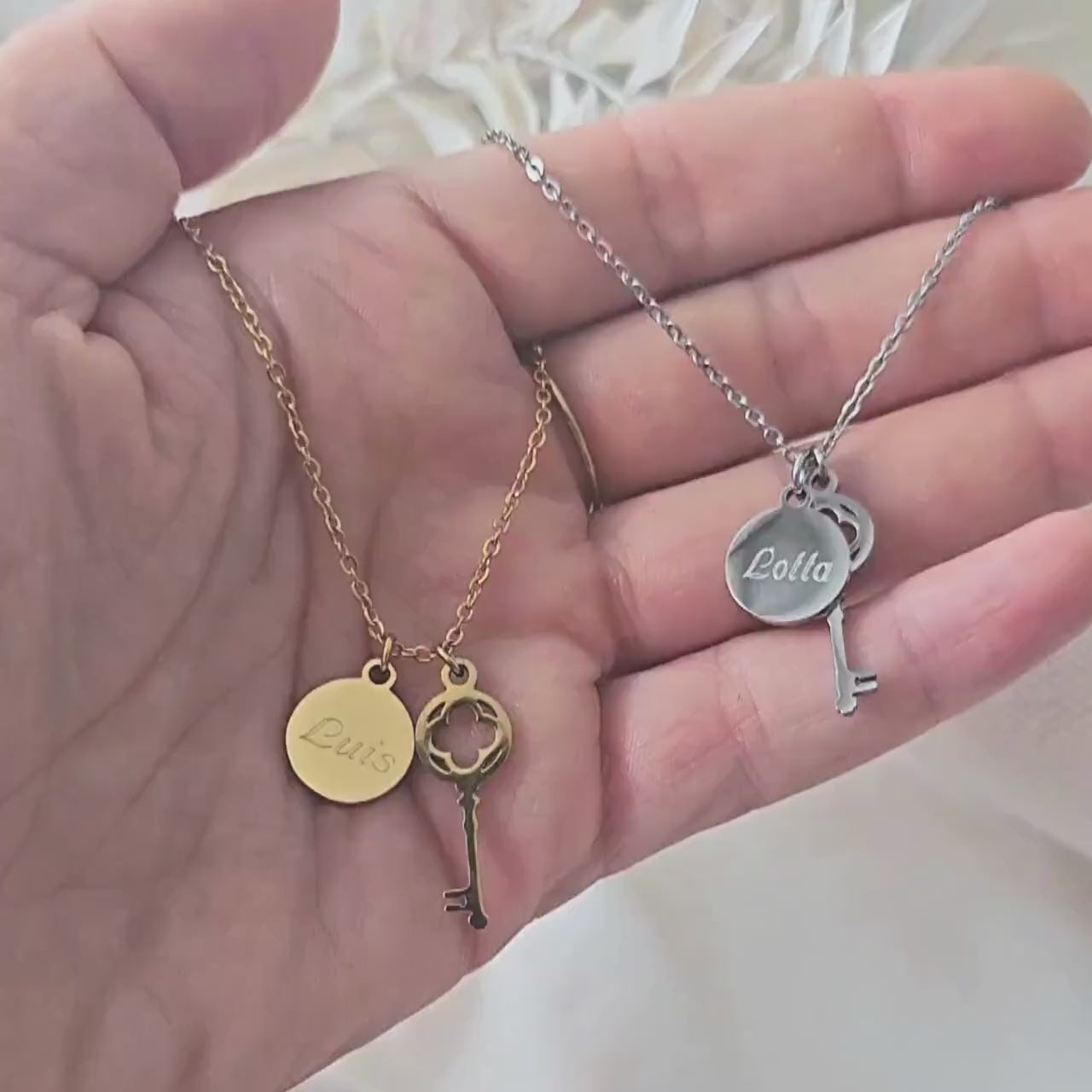 Personalisierte Kette mit Gravur Plättchen und Schlüsselanhänger | Damenkette aus Edelstahl mit Namensgravur | Buchstabenkette mit Schlüssel