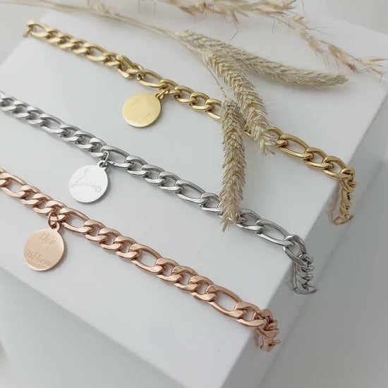 Personalisiertes Figaro Armband mit Namensgravur in Gold u. Silber Armkettchen mit Gravur Plättchen, personalisierte Armkette als Geschenk