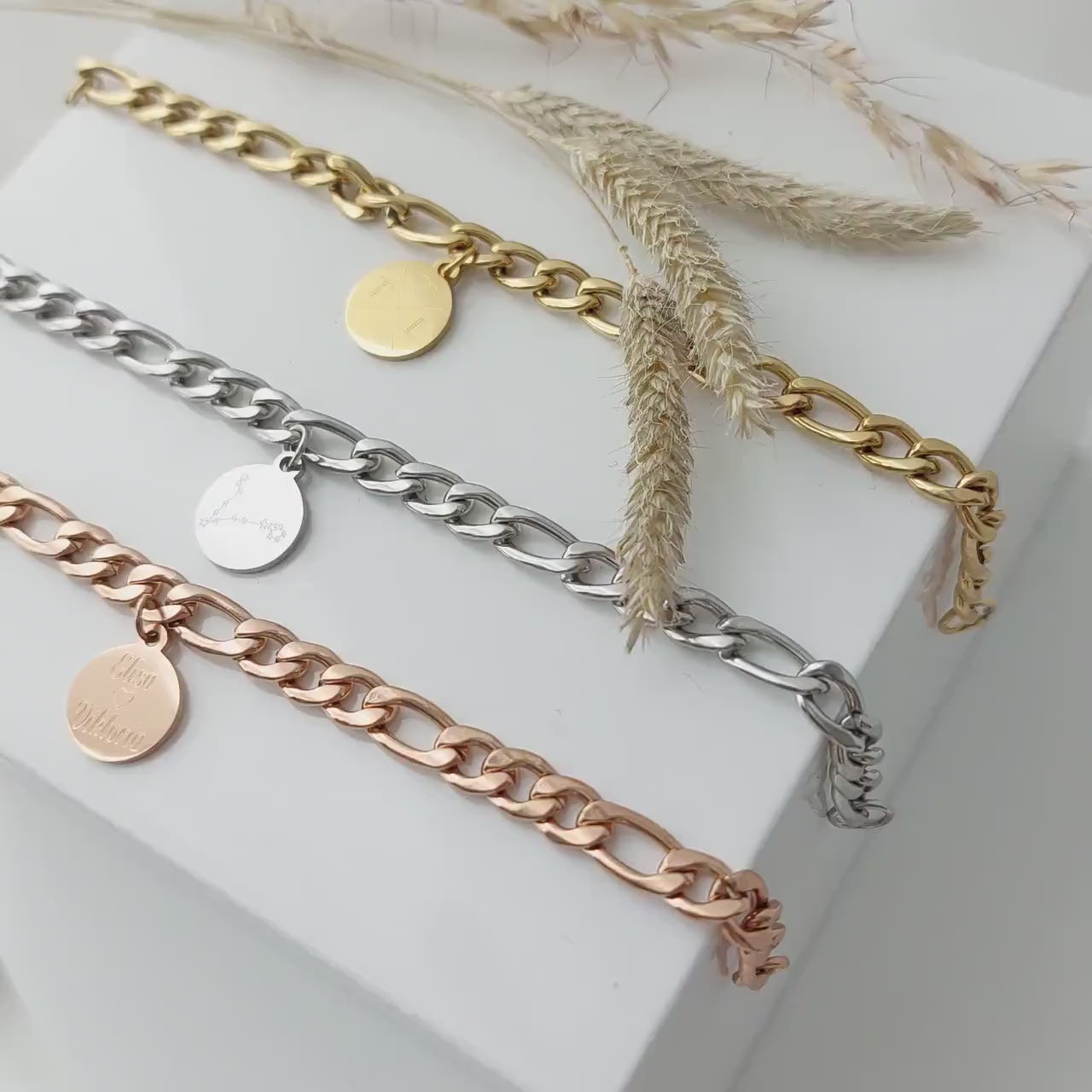 Personalisiertes Figaro Armband mit Namensgravur in Gold u. Silber Armkettchen mit Gravur Plättchen, personalisierte Armkette als Geschenk