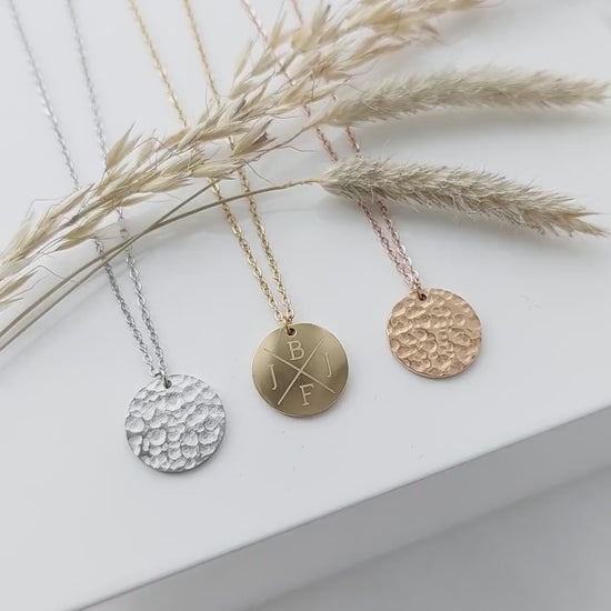 Personalisierte Halskette mit gehämmertem Gravur Anhänger in Gold, Silber oder Rosé aus Edelstahl, personalisiertes Geschenk für Frauen