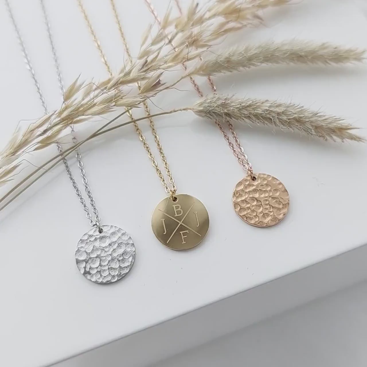 Personalisierte Halskette mit gehämmertem Gravur Anhänger in Gold, Silber oder Rosé aus Edelstahl, personalisiertes Geschenk für Frauen