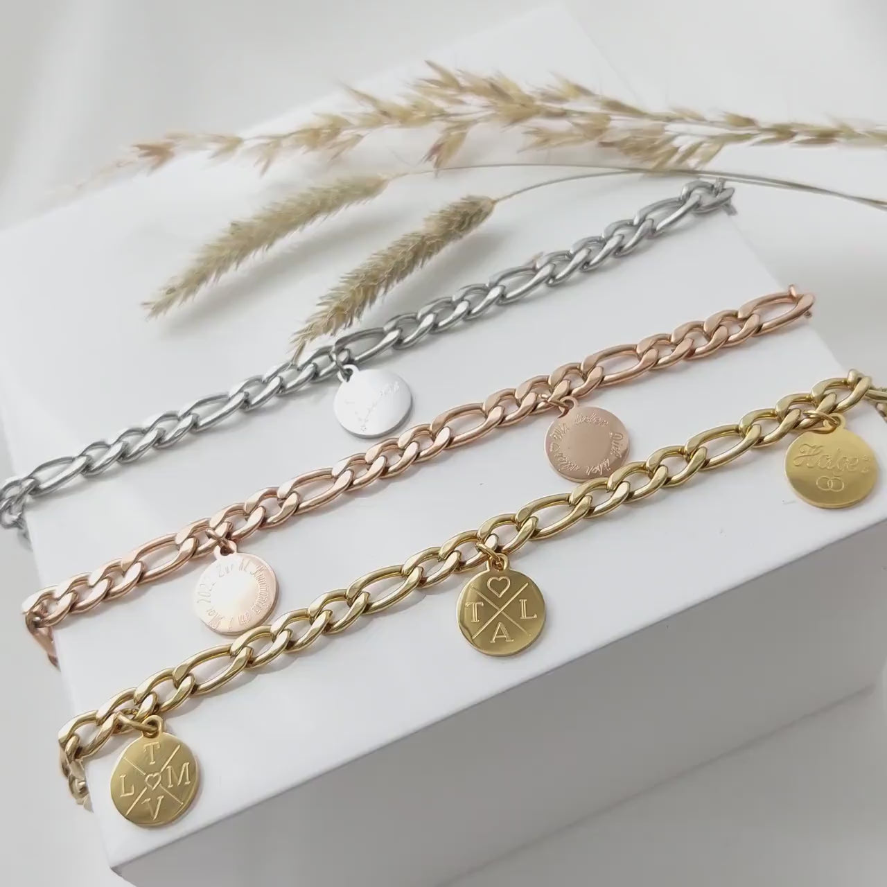 Personalisiertes Figaro Armband mit Namensgravur in Gold u. Silber Armkettchen mit Gravur Plättchen, personalisierte Armkette als Geschenk