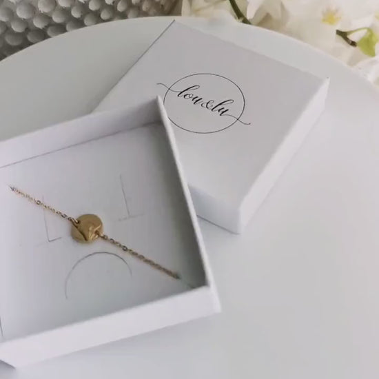 Armband personalisiert mit Buchstaben Gravur in Gold, Silber, Rosé, Armkette personalisiert mit 9mm Gravur Plättchen als Geschenk für Frauen